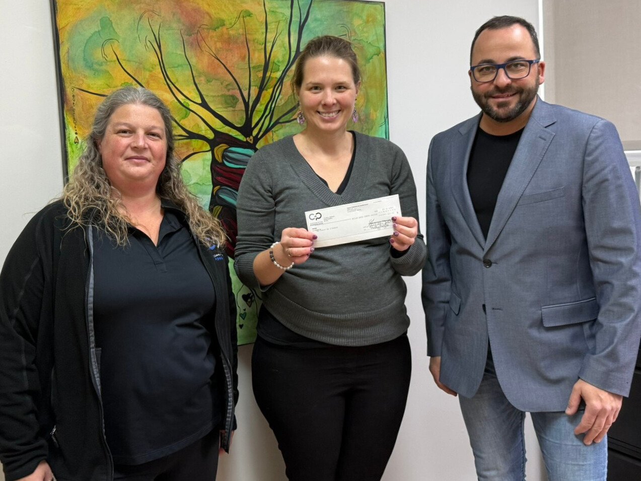 sandy brault et steve nadon de communications pomerleau remettent un chèque à Mélanie Barabé de Au cœur de l'arbre
